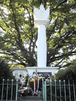 Pomnik ofiar wydarze 1932 r. w apanowie.