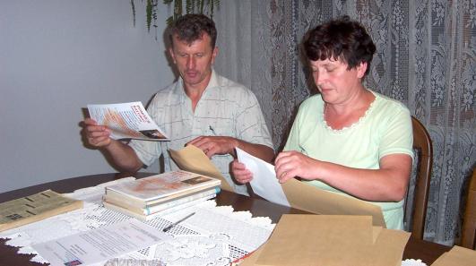 Rodzice Piotra podczas wysyania listw z prob o pomoc dla Piotra.