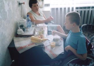 Piotr z mam ju po zabiegu w pokoju gocinnym kijowskiej kliniki.
