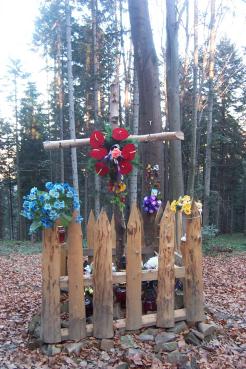 Symboliczny grobowiec ofiar katastrofy lotniczej w Rozdzielu.