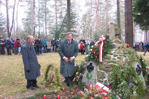 Delegacja Żegociny złożyła 9 listopada 2002 r. wieniec na cmentarzu wojennym i wojny światowej na Jastrząbce.