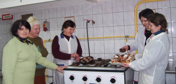 B.Urban, H.Augustyska i uczestniczki kursu podczas przygotowywania tradycyjnych pczkw.