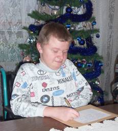 Piotr podczas pisania listu z podzikowaniami.