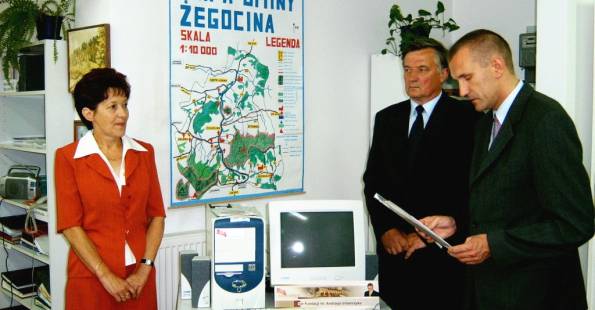Wojciech Filemonowicz przekazuje zestaw komputerowy Kierowniczce GBP w egocinie Teresie Dziedzic.