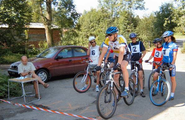 Na starcie rowerowego krosu zwycizca w kategorii open - Marcin Dopieraa z Poznania.