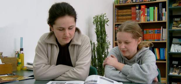 Natalia Kuska i Anna Kalemba w szkolnej bibliotece.