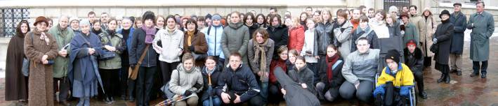 Pamitkowa fotografia uczestnikw naboestwa wykonana przed Katedr Wawelsk. 