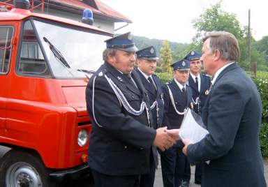 Wjt Jerzy Boniarz przekaza samochd Naczelnikowi OSP w Bytomsku Zenonowi Gsiorkowi.