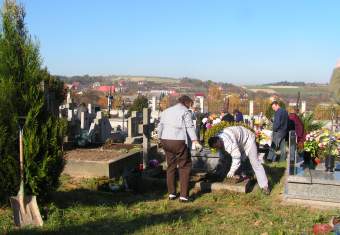 Cmentarz w egocinie - prace porzdkowe w przeddzie wita Zmarych.