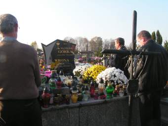Nad grobem ks. Feliksa Grki modlili si mieszkacy z jego ostatniej parafii - Biesiadek.