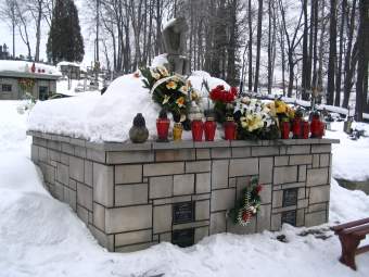 Wizanki kwiatw i znicze na rodzinnym grobowcu Porbw.