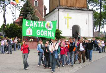 Na tras wyrusza grupa z Zespou Szk im. Jana Pawa II w kcie Grnej.