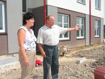 B. Janicka - Mikus i I. Ronowski na placu przed szko.