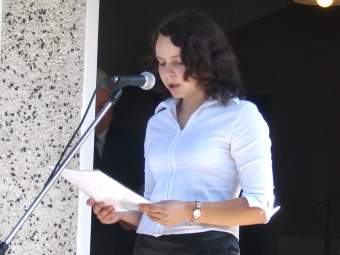 Edyta Wrona podczas czytania wiersza Anny kawy.