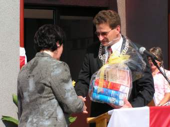 Jan Marcinek wrczy prezent Rady Gminy dla szkoy.  