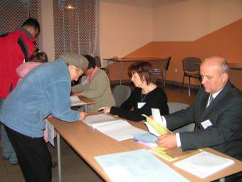 Gosujcy musieli podpisac odbir kart wyborczych.