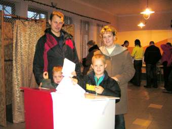 PP. Jolanta i Stanisaw Krzyakowie gosowali z synami.
