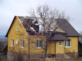 Zerwany dach domu w Beldnie.