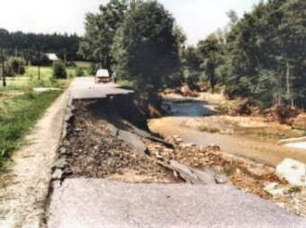 Droga E-965  w kcie G rnej po powodzi w 1997 roku.