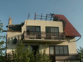Zerwany dach na domu mieszkalnym w Bytomsku.