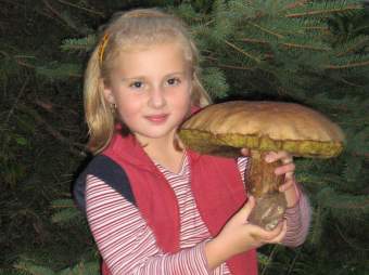 Magdalena Woniak ze znalezionym borowikiem.