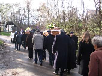 Kondukt pogrzebowy w drodze na egociski cmentarz parafialny.