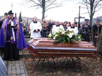 Ceremia pogrzebowa na cmentarzu.