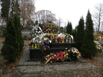 Ceremia pogrzebowa na cmentarzu.