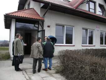 Komisja przed zmodernizowana wietlic w Bytomsku.