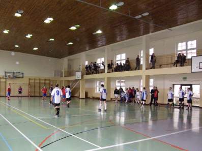 Pierwszy mecz turnieju: Raciechowice - Tarnawa (biao - niebiescy).