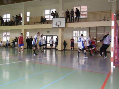 Pierwszy mecz turnieju: Raciechowice - Tarnawa (biao - niebiescy).