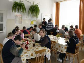 Obiad w szkolnej stowce w Zespole Szk w Rozdzielu. 