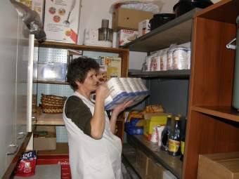 Kucharka - pani Halina Rutkowska podczas pobierania produktw z magazynu.