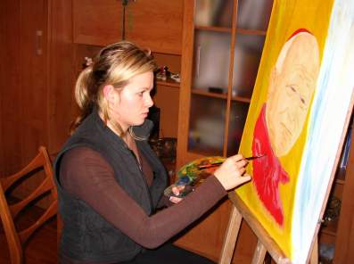 Marta Waach podcza malowania portretu Papiea Jana Pawa II.
