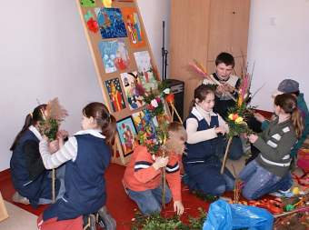 Uczniowe ze SK "Caritas" w Bytomsku podczas przygotowywania palm.
