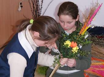 Uczniowe ze SK "Caritas" w Bytomsku podczas przygotowywania palm.