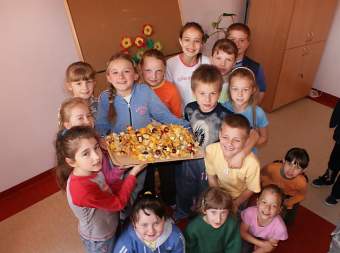 Uczniowie PSP w Bytomsku podczas realizacji konkursowego projektu.