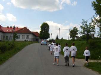 Uczniowie PSP w Bytomsku na trasie biegu.