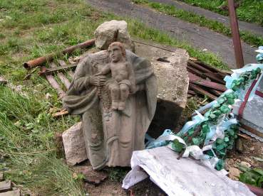 Zniszczona figura w Bytomsku.