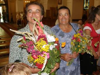 Wiele parafianek przynioso do kocioa bukiety kwiatw i zi.