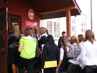 Uczniowie Zs w egocinie wchodzcy do budynku szkolnego.