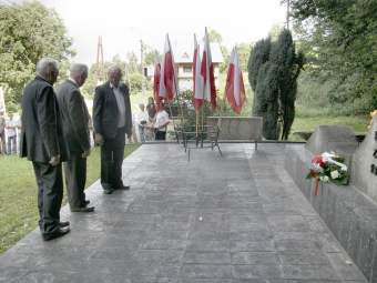 Kombatanci pod Pomikiem Ofiar II Wojny wiatowej w egocinie.