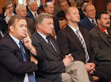 J. Boniarz, P. Maliszczak i H. Wrona na ceremonii wrczenie nagrd.