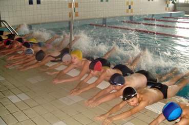 egociscy uczniowie na basenie w Proszwkach.