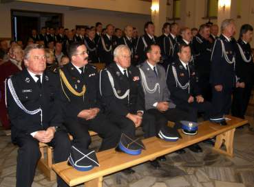  Straacy i policjanci uczestniczcy w V. Straackich Zaduszkach. 