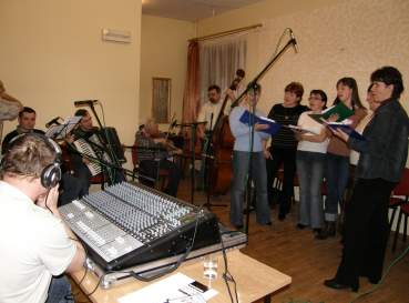 Grupa wokalna z Zespou Folklorystycznego "kta" podczas nagrania.