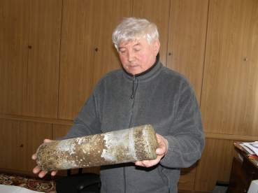 Znaleziony pojemnik z dokumentami prezentuje ks. proboszcz L. Dudziak.