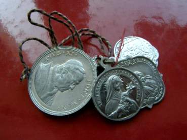 Medalion z wizerunkiem papiea Piusa XI i medaliki.