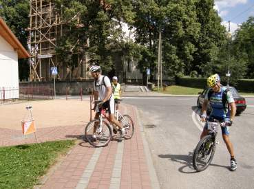 Uczestnicy 1. Karpackiego Maratonu Rowerowego w egocinie.