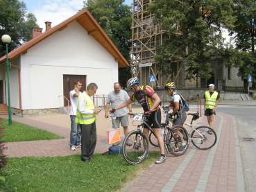 Uczestnicy 1. Karpackiego Maratonu Rowerowego w egocinie.